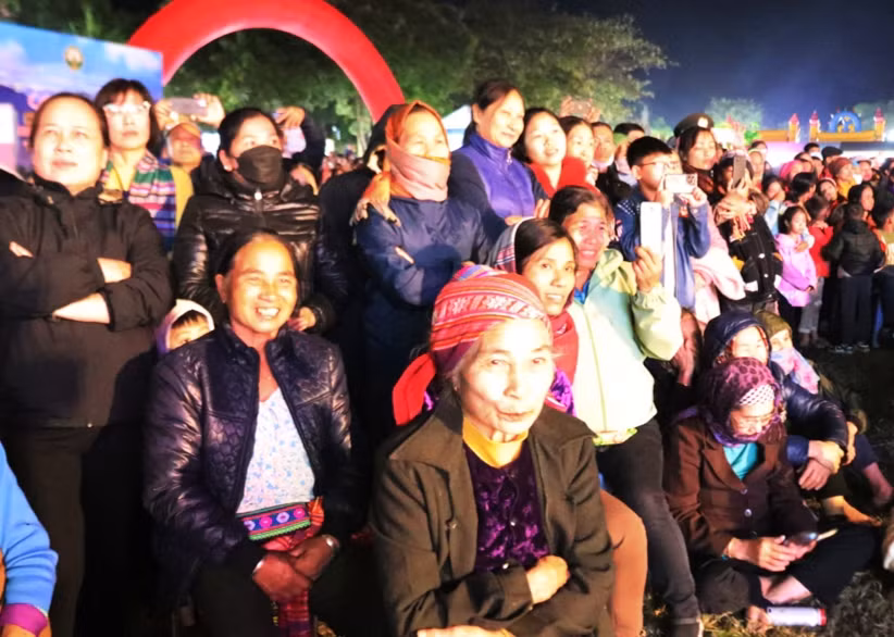 Đông đảo người dân đến xem lễ hội.