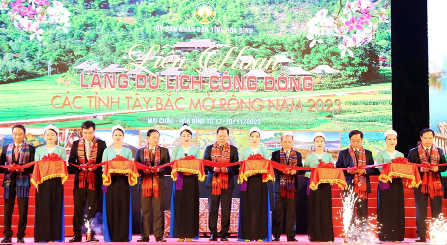 Các đại biểu cắt băng khai mạc lễ hội. Các đại biểu cắt băng khai mạc lễ hội.