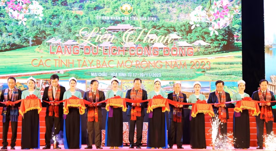 Các đại biểu cắt băng khai mạc lễ hội.