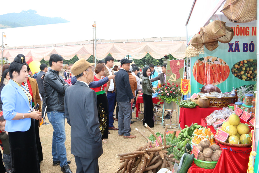 Huyện Thuận Châu còn tổ chức hội chợ quảng bá sản phẩm nông sản giúp bà con.