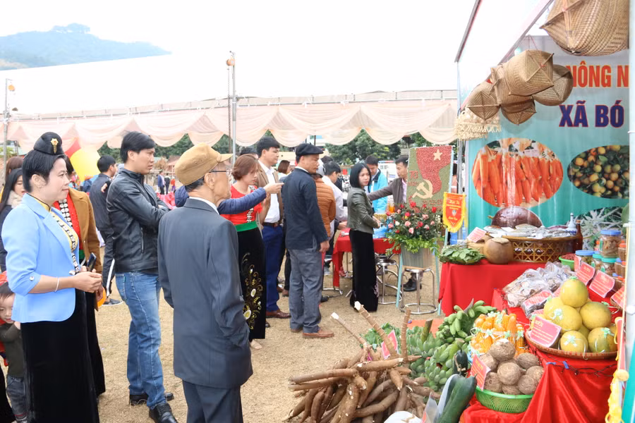 Huyện Thuận Châu còn tổ chức hội chợ quảng bá sản phẩm nông sản giúp bà con.