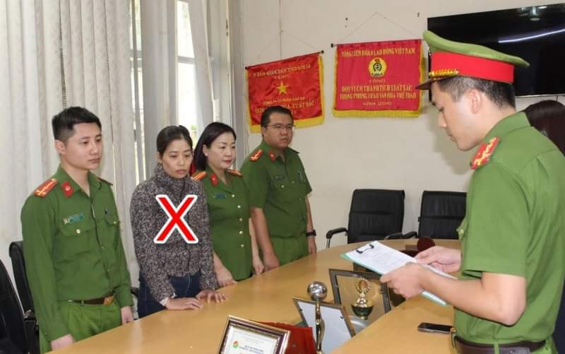 Cơ quan chức năng đọc lệnh bắt giữ bị can Đỗ Thị Duyên.