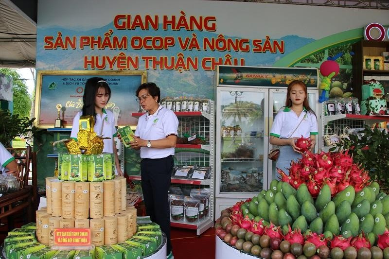 Huyện Thuận Châu trưng bày và quảng bá các sản phẩm hữu cơ tại các hội chợ. Huyện Thuận Châu trưng bày và quảng bá các sản phẩm hữu cơ tại các hội chợ.