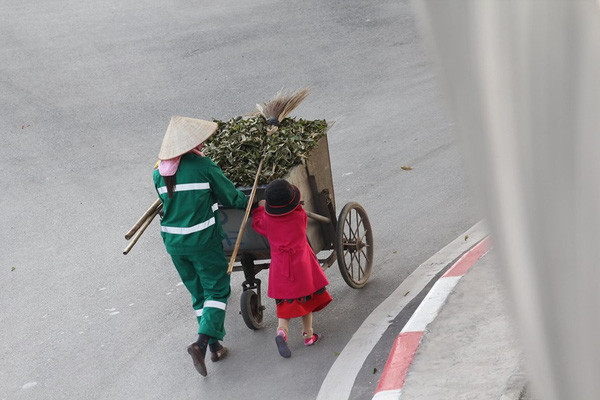 Loạt ảnh Ở đâu có mẹ, ở đó có Tết của hai mẹ con cô lao công gây xúc động - Ảnh 2. Loạt ảnh Ở đâu có mẹ, ở đó có Tết của hai mẹ con cô lao công gây xúc động - Ảnh 2.