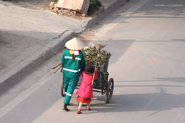 Loạt ảnh Ở đâu có mẹ, ở đó có Tết của hai mẹ con cô lao công gây xúc động - Ảnh 3.