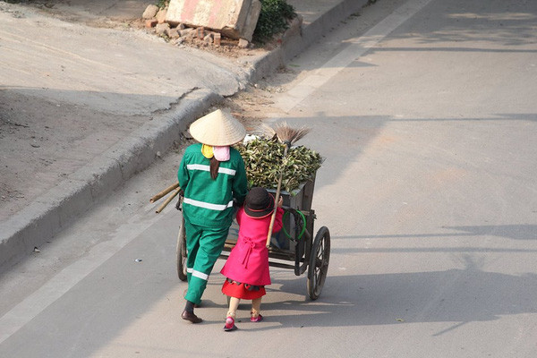 Loạt ảnh Ở đâu có mẹ, ở đó có Tết của hai mẹ con cô lao công gây xúc động - Ảnh 3. Loạt ảnh Ở đâu có mẹ, ở đó có Tết của hai mẹ con cô lao công gây xúc động - Ảnh 3.