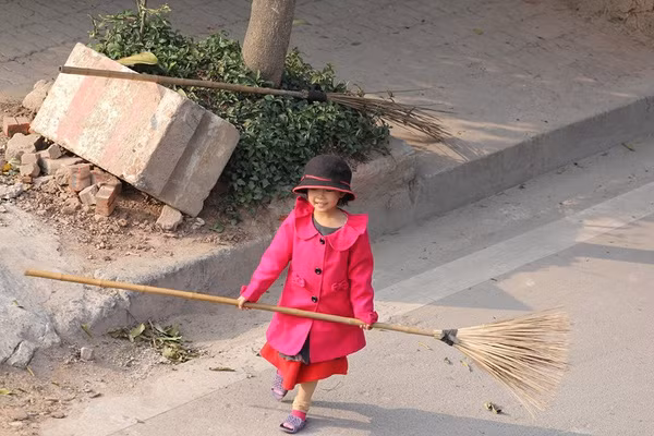 Loạt ảnh Ở đâu có mẹ, ở đó có Tết của hai mẹ con cô lao công gây xúc động - Ảnh 4.