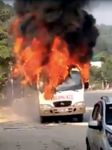 Chiếc xe bốc cháy dữ dội trước cửa nhà. Ảnh: Sơn Dương xe-khach-boc-chay-truoc-cua-nha