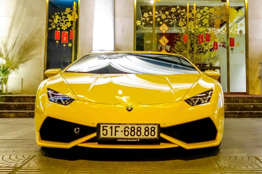 Siêu xe Huracan của đại gia địa ốc trên phố Sài Gòn