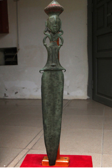 Bảo vật Kiếm ngắn núi Nưa hiện được lưu giữ tại Bảo tàng tỉnh Thanh Hóa. Ảnh: Lê Hoàng. thanh-kiem-tuong-nguoi-doc-nhat-viet-nam-bai-tet