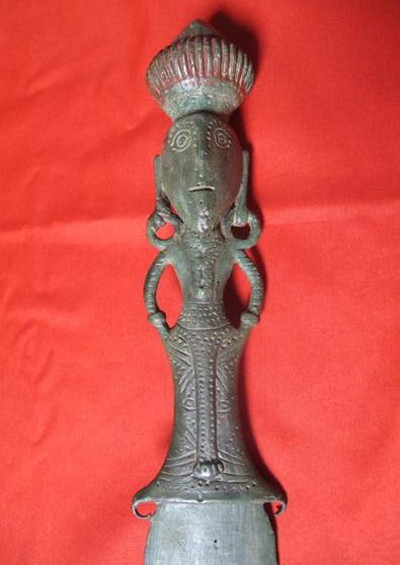 Phần chuôi kiếm ngắn núi Nưa khắc họa hình tượng người phụ nữ rất độc đáo. Ảnh: Lê Hoàng. thanh-kiem-tuong-nguoi-doc-nhat-viet-nam-bai-tet-1