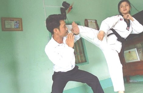 Thường xuyên luyện tập võ thuật để sẵn sàng đối mặt với bọn cướp trên mọi nẻo đường. Thường xuyên luyện tập võ thuật để sẵn sàng đối mặt với bọn cướp trên mọi nẻo đường.