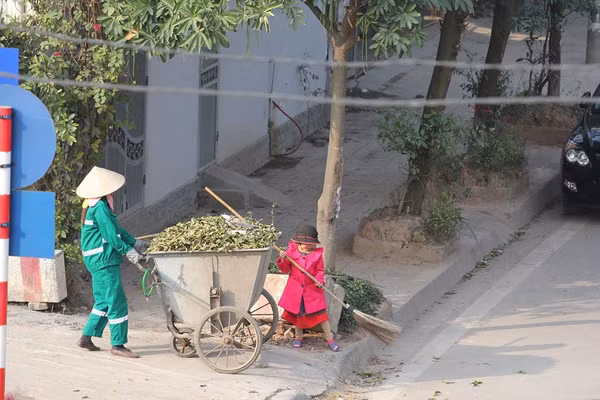 Loạt ảnh Ở đâu có mẹ, ở đó có Tết của hai mẹ con cô lao công gây xúc động - Ảnh 5.