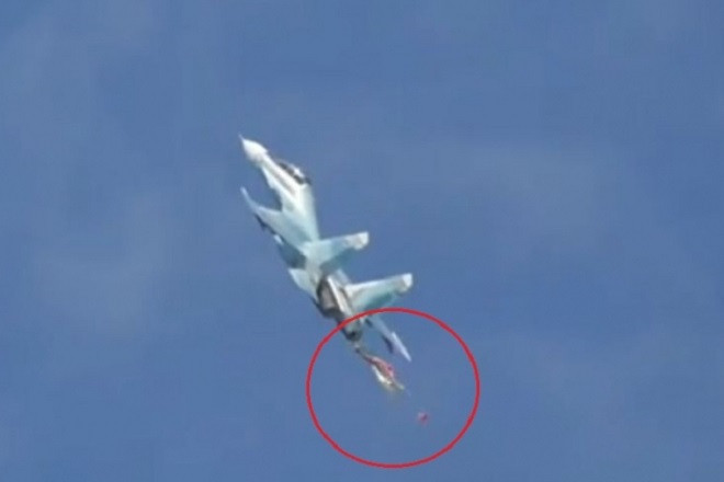 Su-30SM bị rơi dù giảm tốc khi bay. Su-30SM bị rơi dù giảm tốc khi bay.