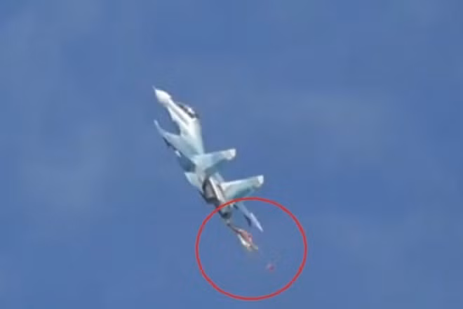 Su-30SM bị rơi dù giảm tốc khi bay.