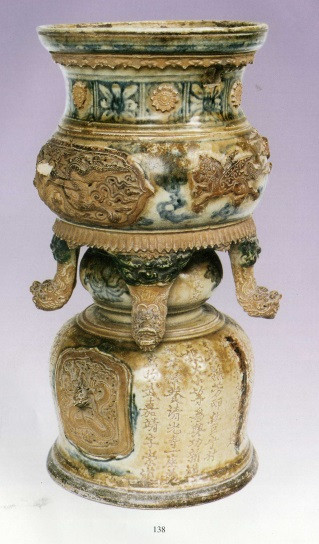 Chiếc lư hương gốm men trắng ngà và xanh rêu hiện lưu giữ tại Bảo tàng Lịch sử quốc gia. Chiếc lư hương gốm men trắng ngà và xanh rêu hiện lưu giữ tại Bảo tàng Lịch sử quốc gia.