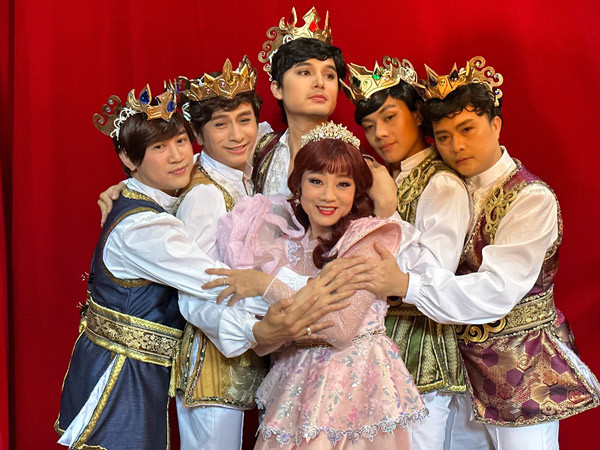 Nàng công chúa Mỹ Duyên và 5 hoàng tử. 
