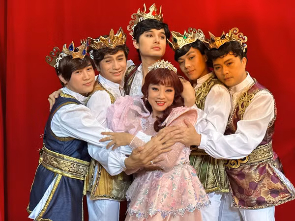 Nàng công chúa Mỹ Duyên và 5 hoàng tử. 