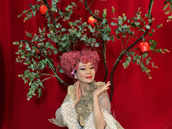 Nghệ sĩ Hoàng Trinh với vai Cây táo tiên mẹ. Ảnh: Idecaf.