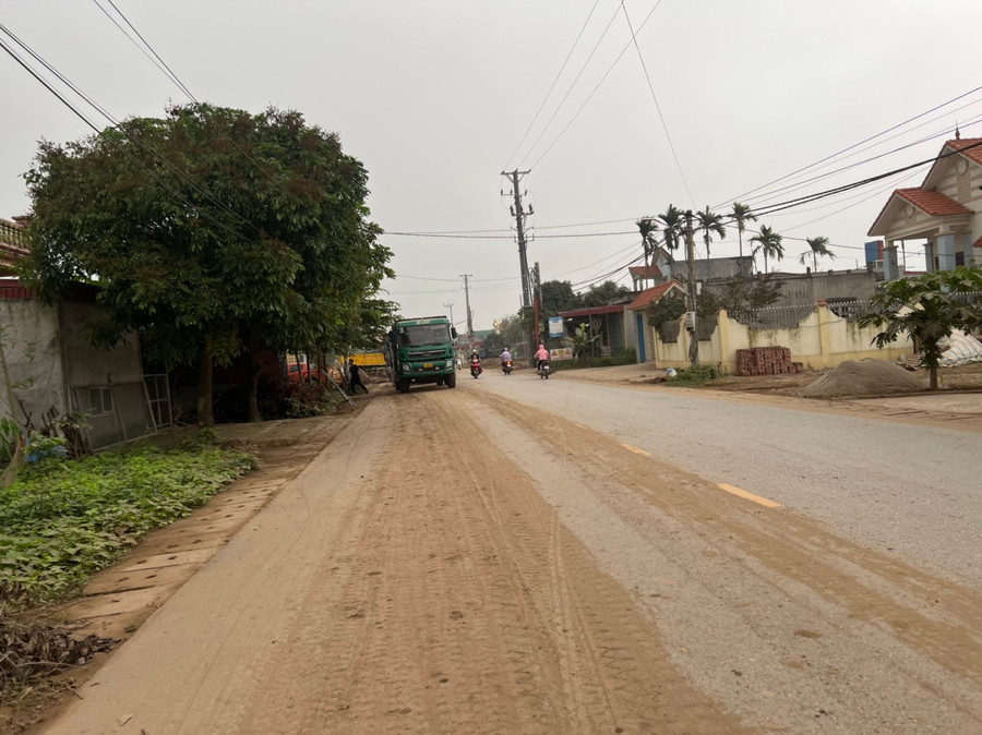Con đường đoạn qua xã Đông Hưng đầy khói bụi.