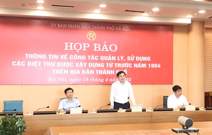Chánh Văn phòng UBND thành phố Hà Nội Trương Việt Dũng thông tin tại buổi họp báo.
