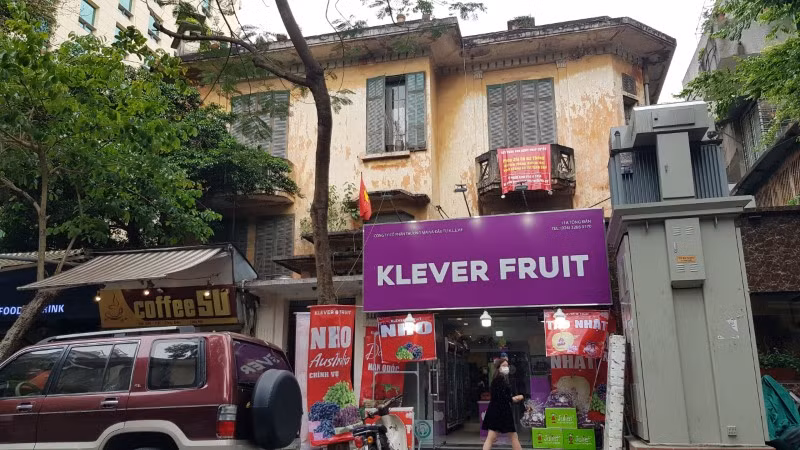 Nhà số 11A phố Tông Đản là biệt thự cổ, có nhiều hộ dân sinh sống.