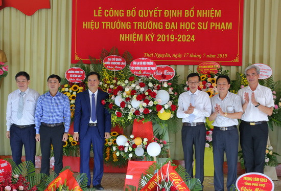 Các Trường ĐH sư phạm tặng hoa chúc mừng tân Hiệu trưởng Mai Xuân Trường Các Trường ĐH sư phạm tặng hoa chúc mừng tân Hiệu trưởng Mai Xuân Trường