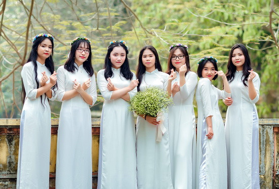 Ngô Thu Hà với các bạn cùng học Trường THPT Chuyên Hùng Vương (thứ ba từ trái sang) Ngô Thu Hà với các bạn cùng học Trường THPT Chuyên Hùng Vương (thứ ba từ trái sang)