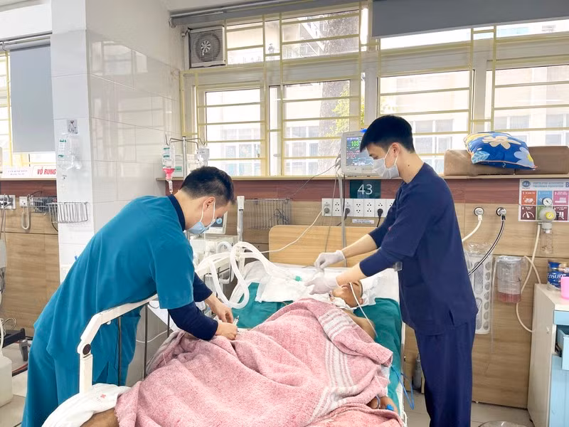 Đa phần những ca ngộ độc rượu là do mua phải rượu rởm, rượu pha cồn công nghiệp. Ảnh: Bệnh viện Bạch Mai