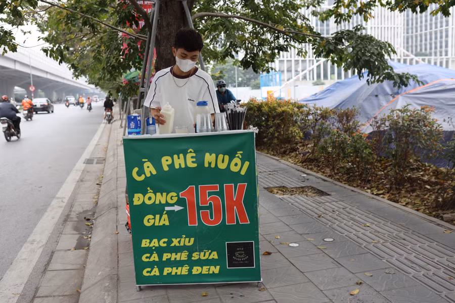 Một xe bán cà phê lưu động trên đường Phạm Văn Đồng, Hà Nội. Ảnh 2: