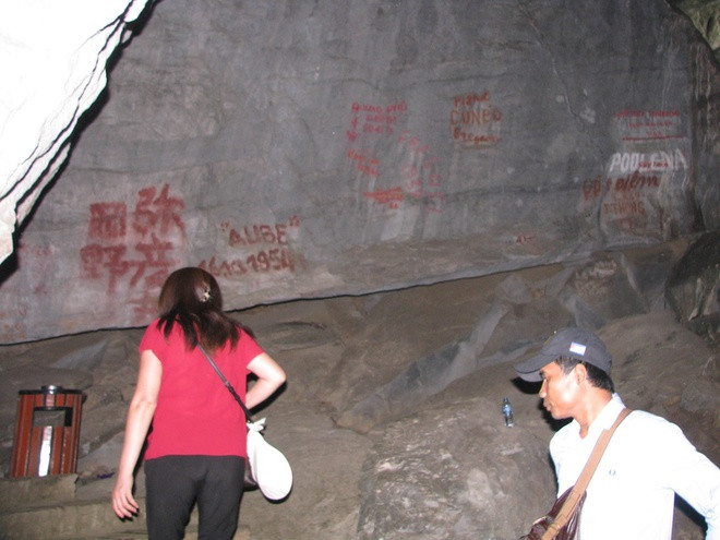 Nhiều hang động ở vịnh Hạ Long bị bôi bẩn ảnh 7