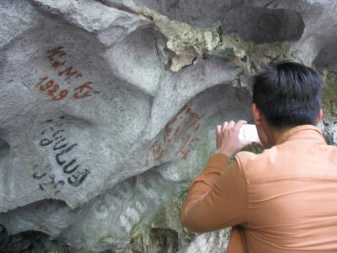 Nhiều hang động ở vịnh Hạ Long bị bôi bẩn ảnh 4