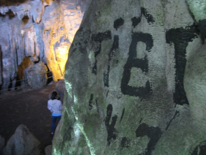 Nhiều hang động ở vịnh Hạ Long bị bôi bẩn ảnh 2