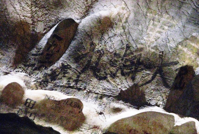 Nhiều hang động ở vịnh Hạ Long bị bôi bẩn ảnh 9