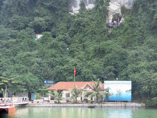 Nhiều hang động ở vịnh Hạ Long bị bôi bẩn ảnh 1