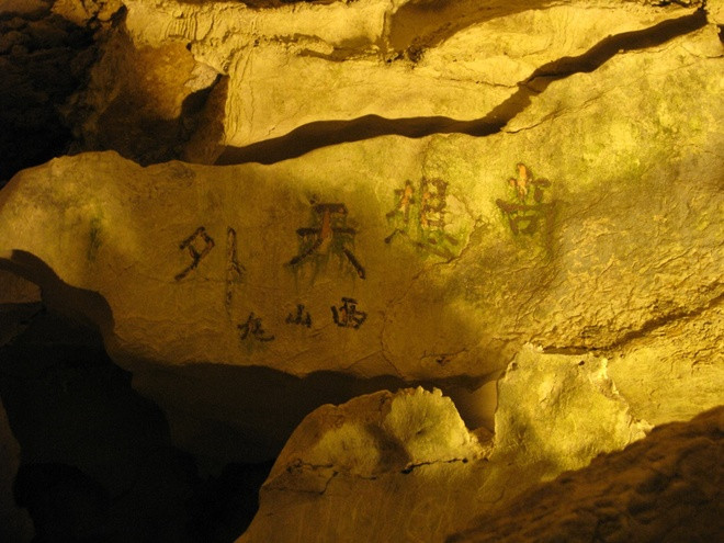 Nhiều hang động ở vịnh Hạ Long bị bôi bẩn ảnh 6