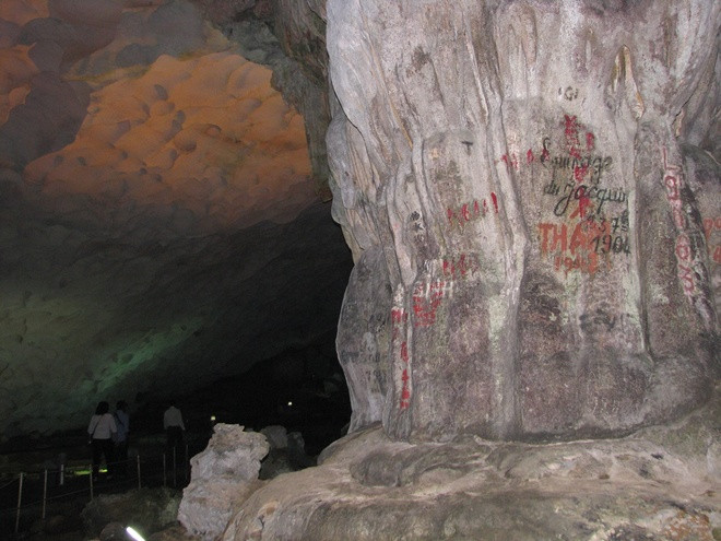 Nhiều hang động ở vịnh Hạ Long bị bôi bẩn ảnh 3