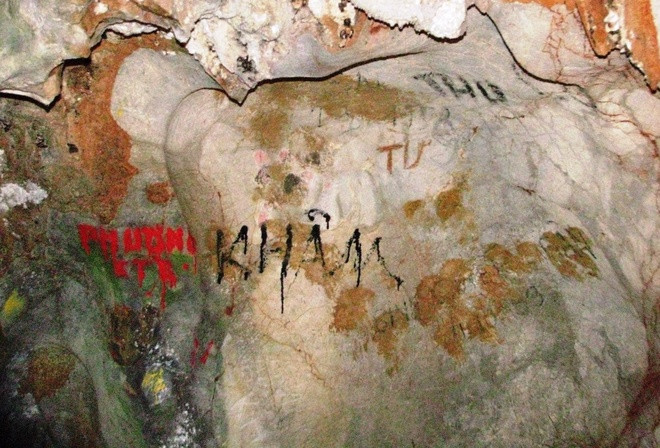 Nhiều hang động ở vịnh Hạ Long bị bôi bẩn ảnh 10