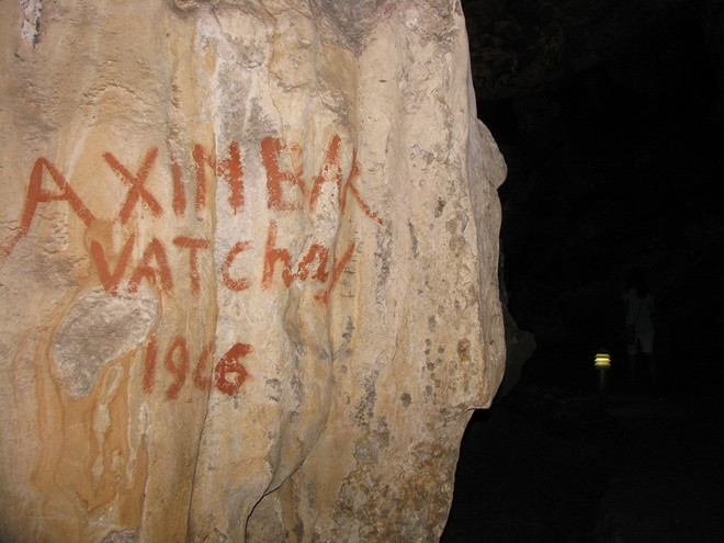 Nhiều hang động ở vịnh Hạ Long bị bôi bẩn ảnh 5