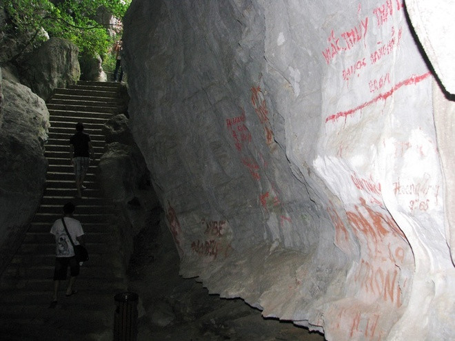 Nhiều hang động ở vịnh Hạ Long bị bôi bẩn ảnh 8