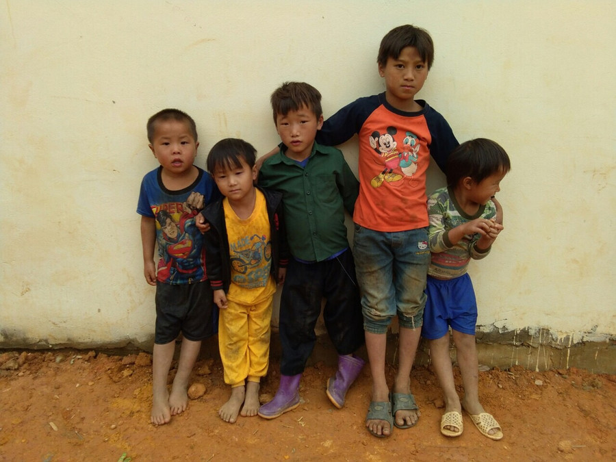 Những em bé ở bản Sài Khao