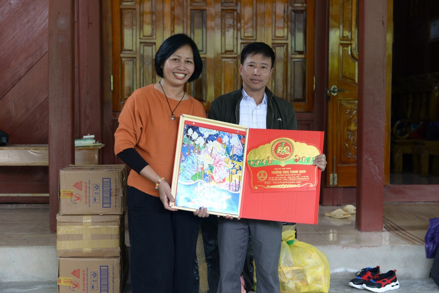 Chị Bùi Phương Thảo thay mặt cho ban liên lạc tặng nhà trường cuốn lịch năm mới 2019