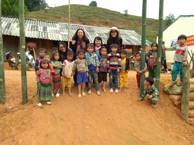 Các em nhỏ ở bản Sài Khao đón đoàn thiện nguyện