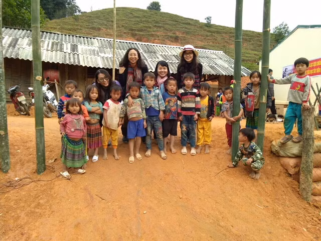 Các em nhỏ ở bản Sài Khao đón đoàn thiện nguyện