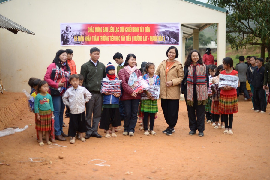 Học sinh điểm trường khu Sài Khao vui mừng nhận được áo len