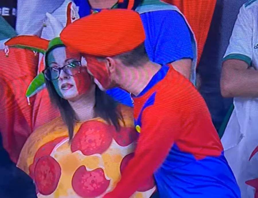 "Nhân vật hoạt hình Mario" an ủi nữ cổ động viên.