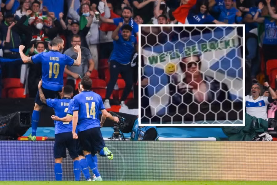 Lá cờ Scotland bất ngờ xuất hiện khi tuyển Italia quân bình 1-1.