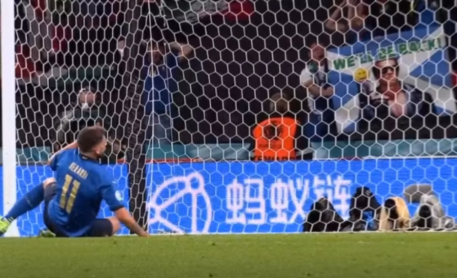 Khoảnh khắc bất ngờ trên sân Wembley.