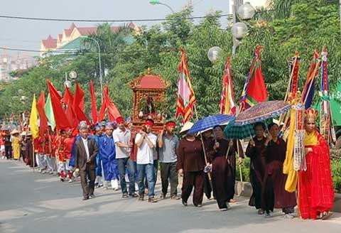 Lễ hợp táng vợ chồng Tiến sĩ Nguyễn Kiều - nữ sĩ Đoàn Thị Điểm vào tháng 7/2011.