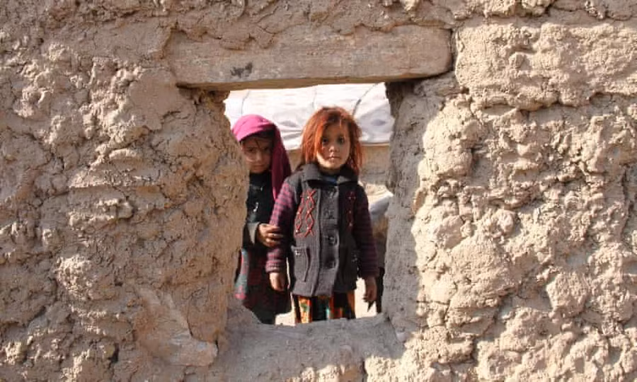 Do không có tiền nuôi con nên các gia đình Afghanistan buộc phải bàn giao con gái mình cho nhà chồng từ nhỏ.